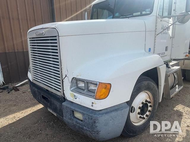 Image of Freightliner FLD120 equipment image 4