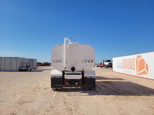 Image of Freightliner FLD120 equipment image 3