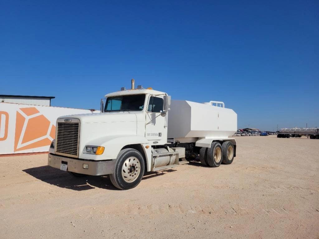 2002 Freightliner FLD120 Equipment Image0