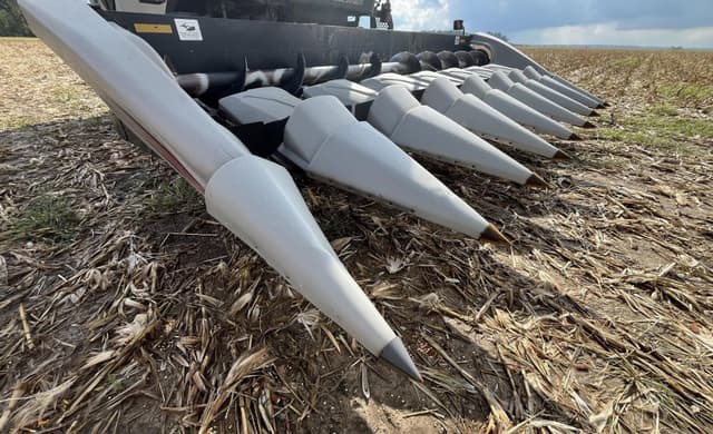 Image of Gleaner 830 equipment image 1