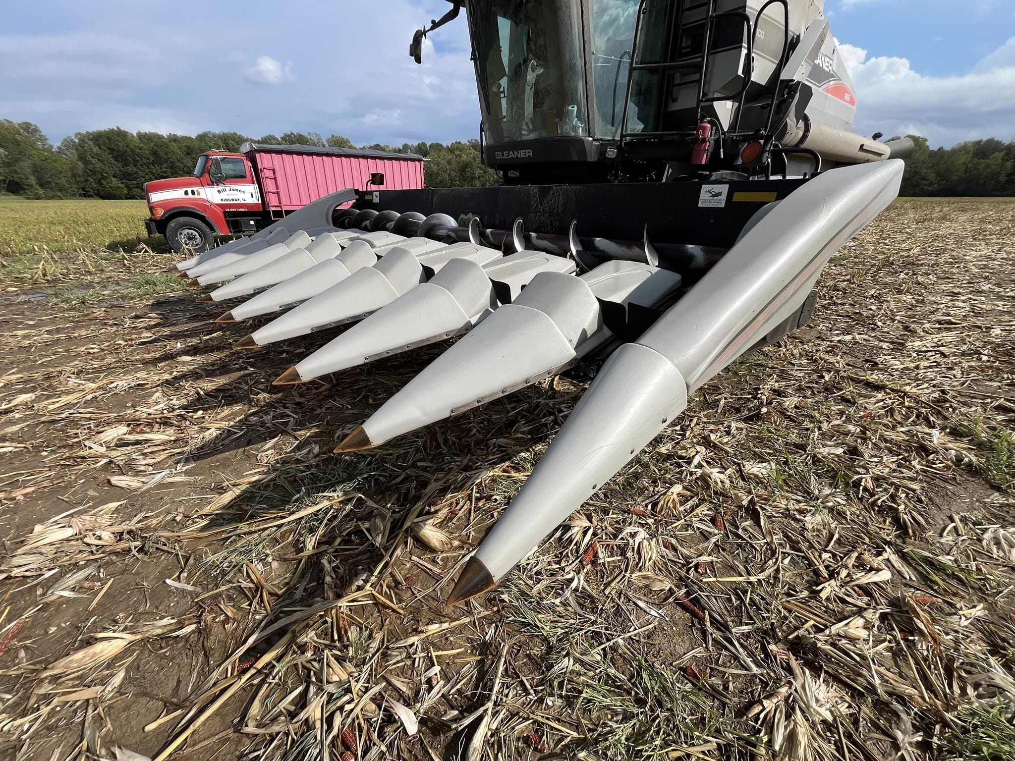 2002 Gleaner 830 Equipment Image0