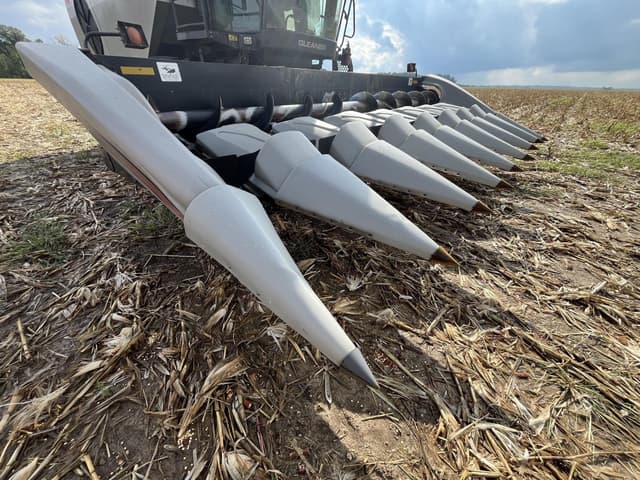 Image of Gleaner 830 equipment image 1