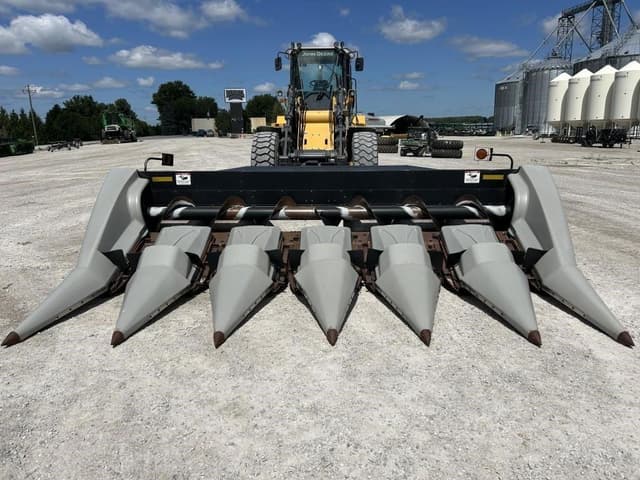 Image of Gleaner Hugger 630 equipment image 2