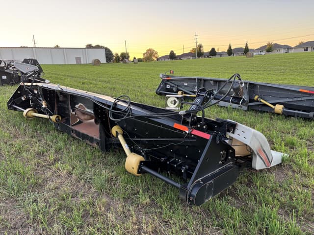 Image of Gleaner Hugger 830 equipment image 4