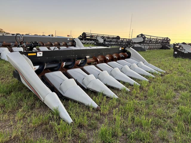 Image of Gleaner Hugger 830 equipment image 2