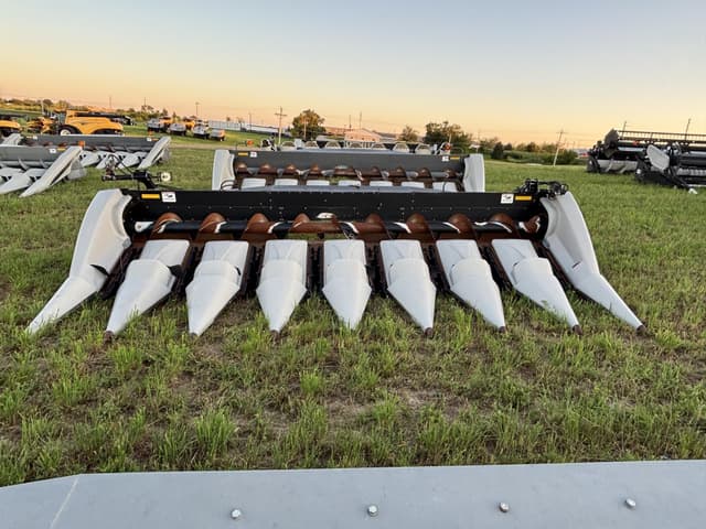 Image of Gleaner Hugger 830 equipment image 1