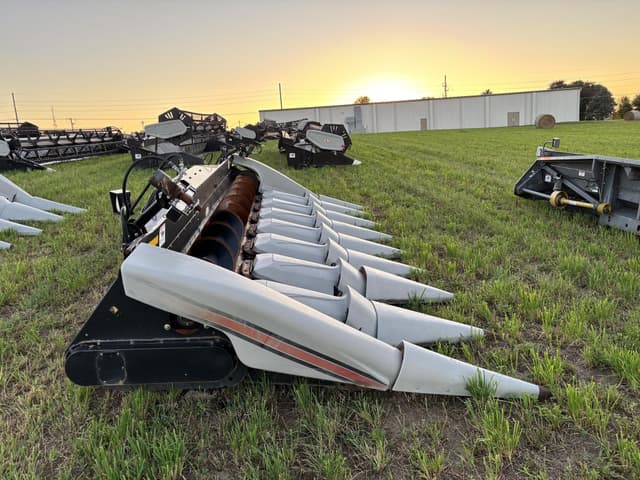 Image of Gleaner Hugger 830 equipment image 3
