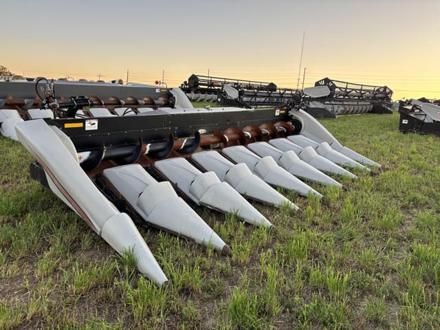 Image of Gleaner Hugger 830 equipment image 2