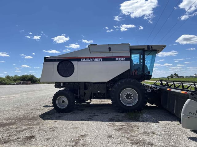 Image of Gleaner R62 equipment image 1