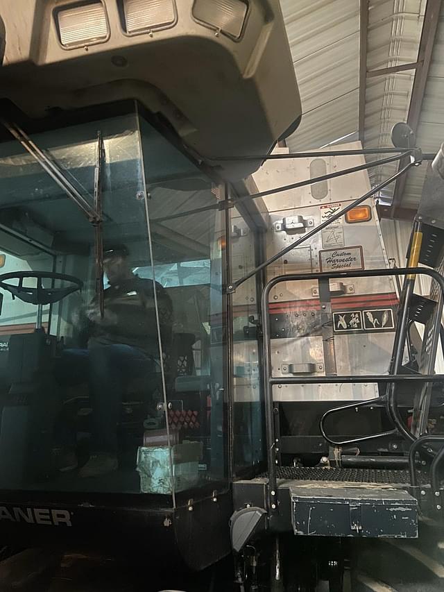 Image of Gleaner R62 equipment image 1
