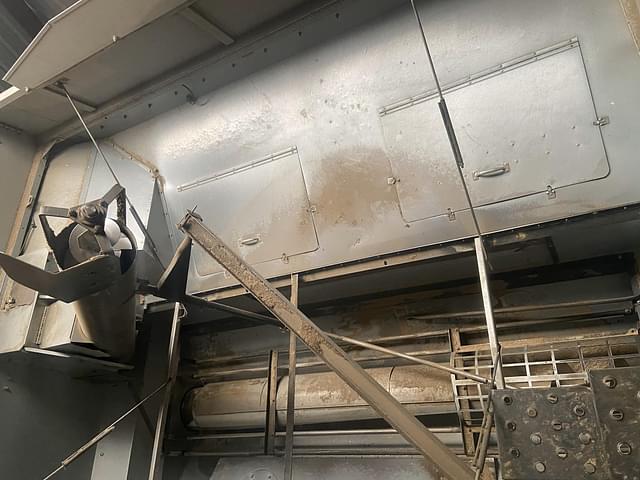 Image of Gleaner R62 equipment image 2