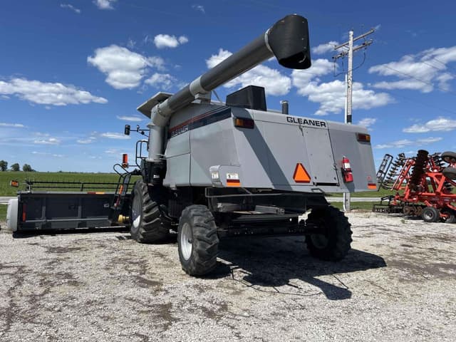 Image of Gleaner R62 equipment image 4