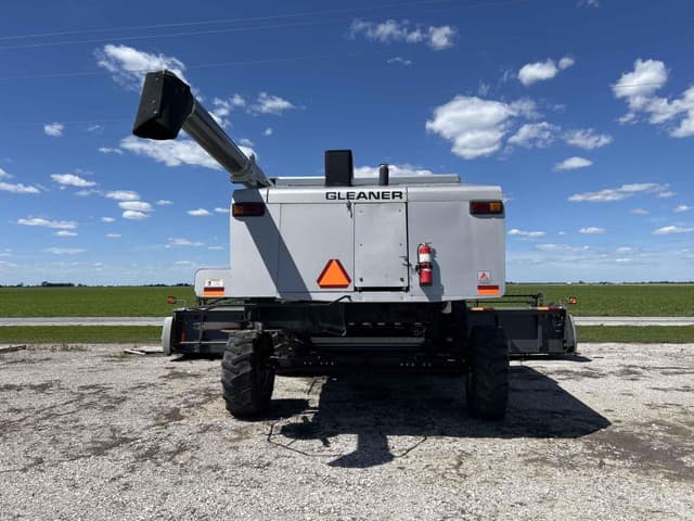 Image of Gleaner R62 equipment image 3