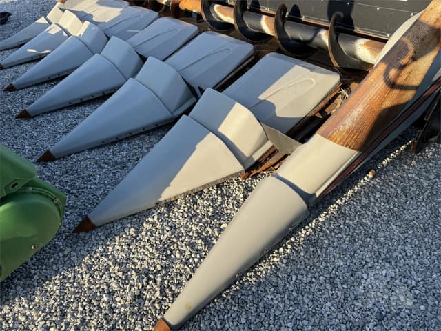 Image of Gleaner 636 equipment image 4