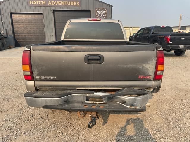 Image of GMC 2500HD equipment image 3