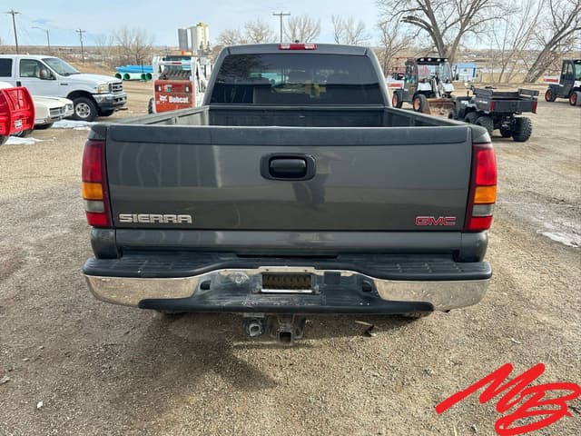 Image of GMC 2500HD equipment image 3