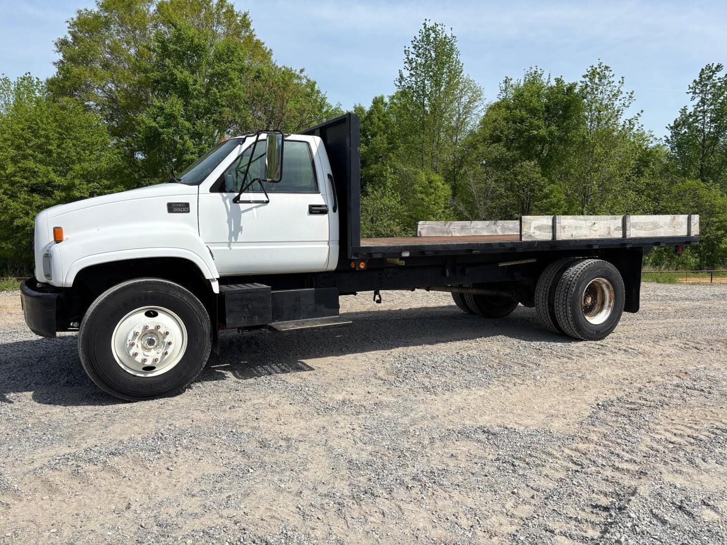 2002 GMC C6500 Equipment Image0
