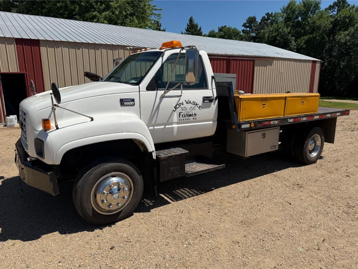 2002 GMC C6500 Equipment Image0