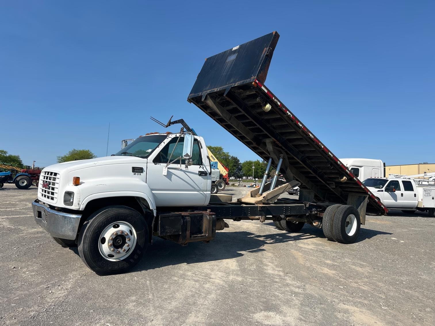 2002 GMC C7500 Equipment Image0