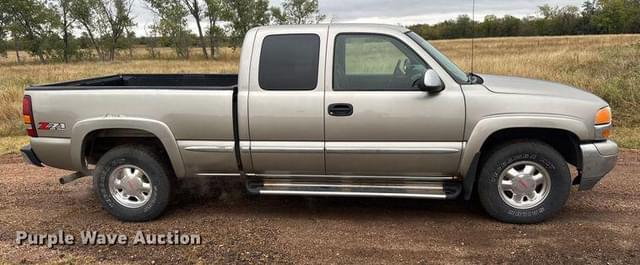 Image of GMC Sierra 1500 equipment image 3