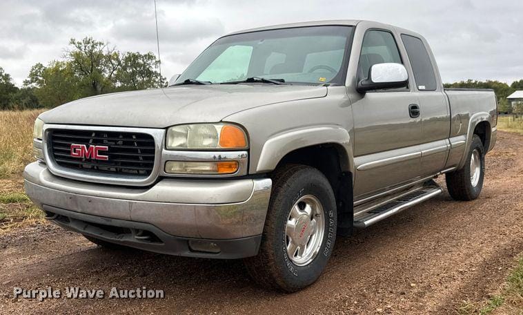2002 GMC Sierra 1500 Equipment Image0