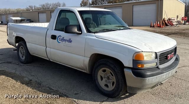 Image of GMC Sierra 1500 equipment image 2