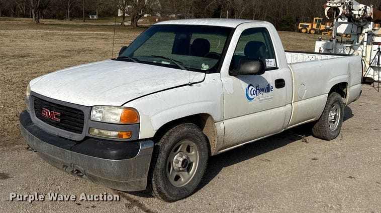 2002 GMC Sierra 1500 Equipment Image0