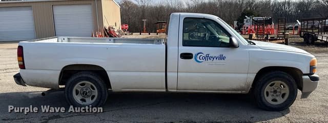 Image of GMC Sierra 1500 equipment image 3