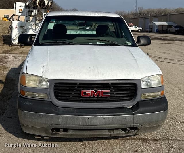 Image of GMC Sierra 1500 equipment image 1
