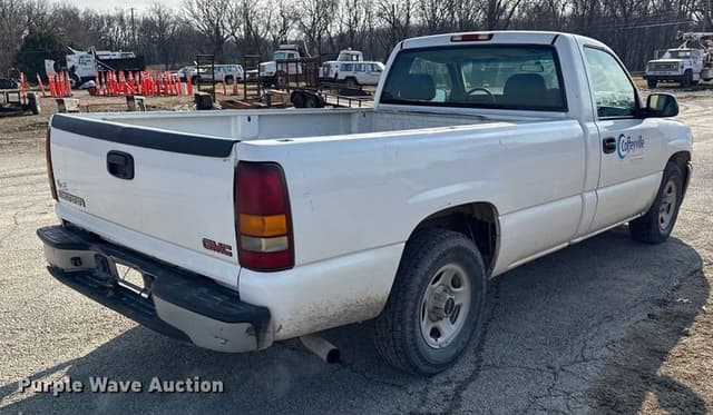 Image of GMC Sierra 1500 equipment image 4