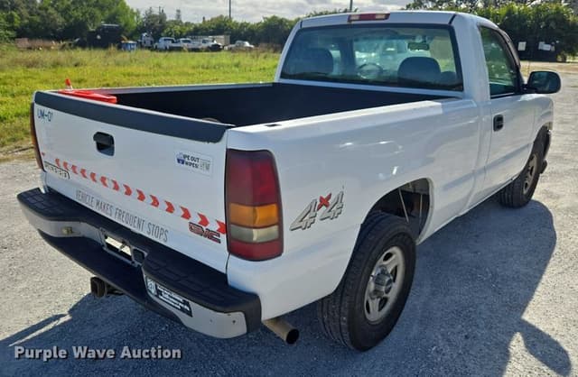 Image of GMC Sierra 1500 equipment image 4