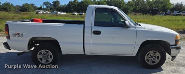Image of GMC Sierra 1500 equipment image 3