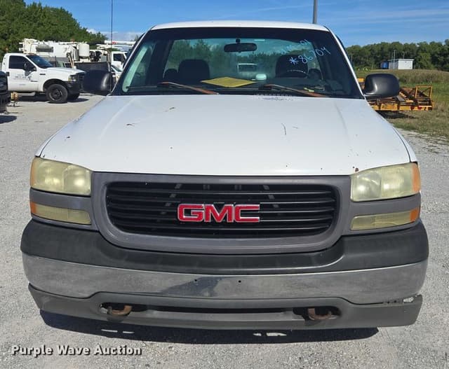 Image of GMC Sierra 1500 equipment image 1