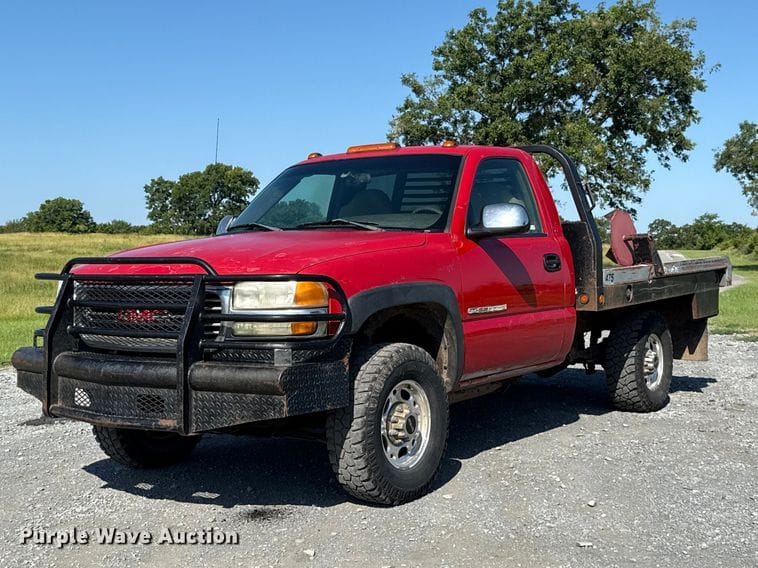 2002 GMC 2500HD Equipment Image0