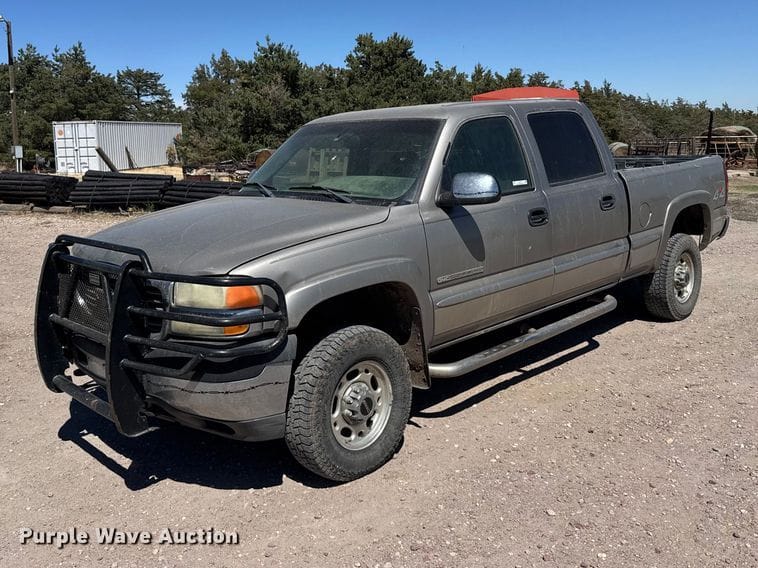 2002 GMC 2500HD Equipment Image0