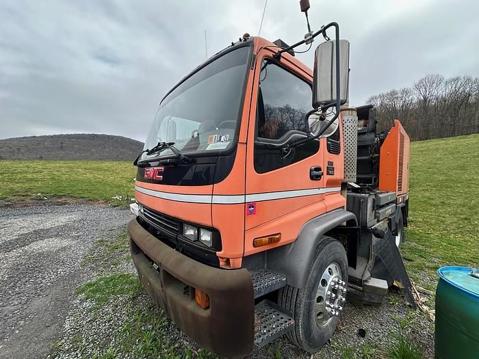 2002 GMC T1500 Equipment Image0