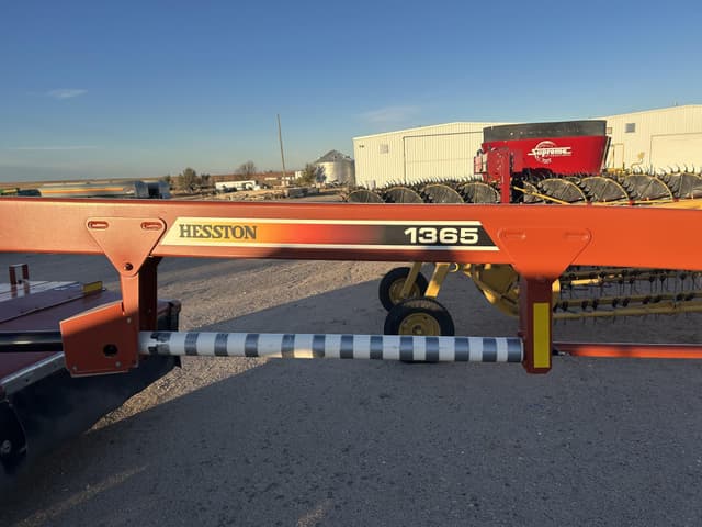Image of Hesston 1365 equipment image 1