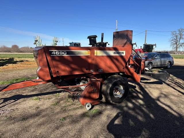 Image of Hesston 4690 equipment image 2