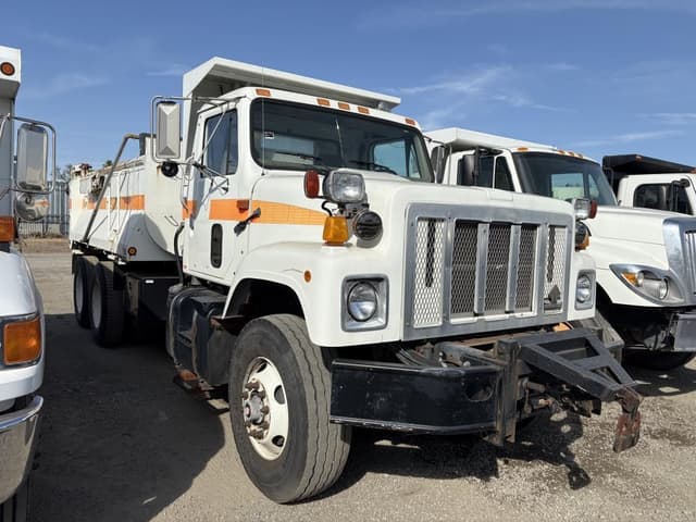 Image of International 2574 equipment image 1