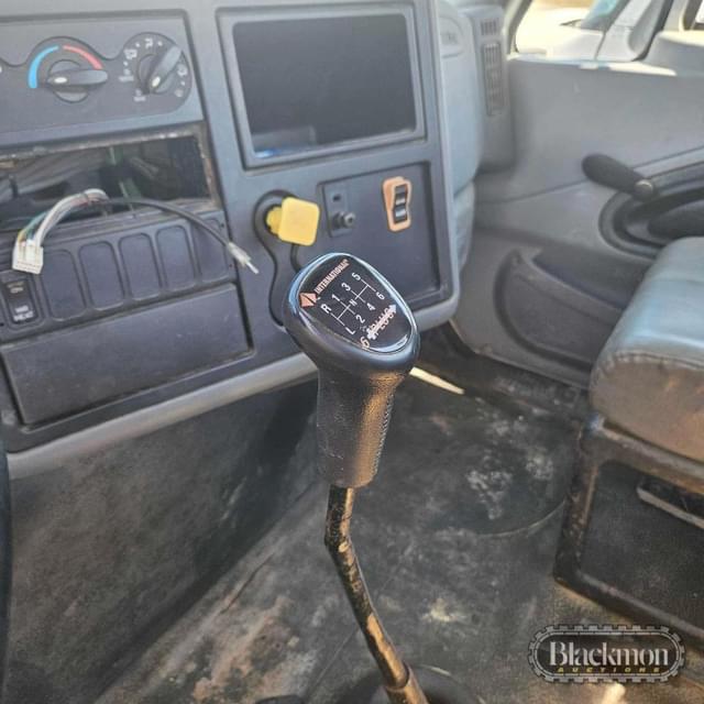 Image of International 4300 equipment image 4