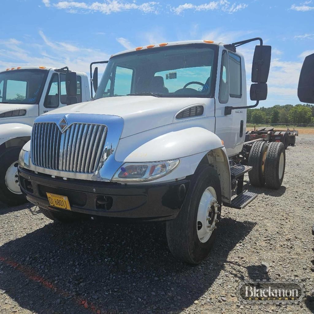 2002 International 4300 Equipment Image0