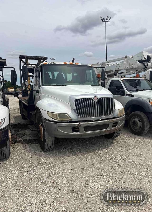Image of International 4300 equipment image 3