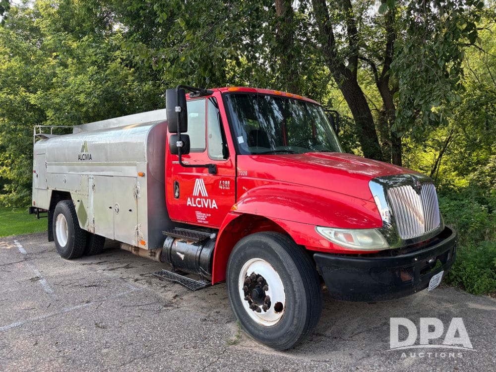 2002 International 4300 Equipment Image0