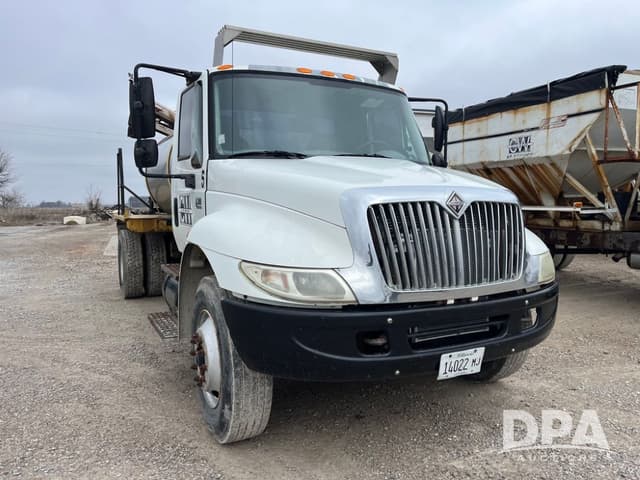 Image of International 4300 equipment image 3