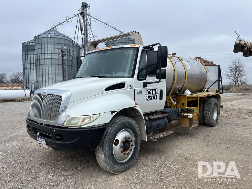 2002 International 4300 Equipment Image0