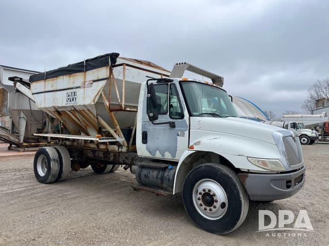 Image of International 4300 equipment image 4