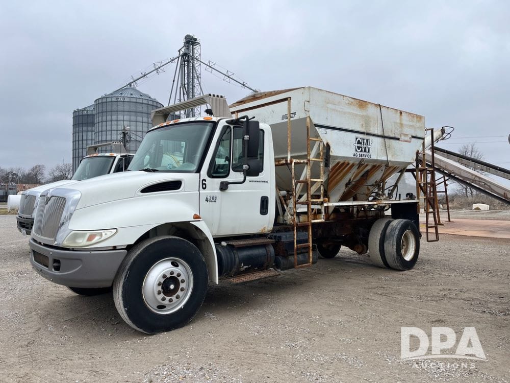 2002 International 4300 Equipment Image0