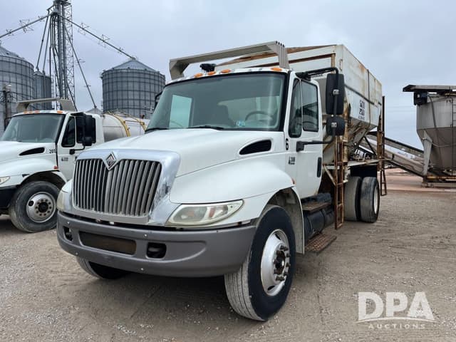 Image of International 4300 equipment image 1