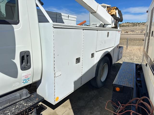Image of International 4400 equipment image 4
