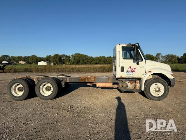 Image of International 4400 equipment image 4